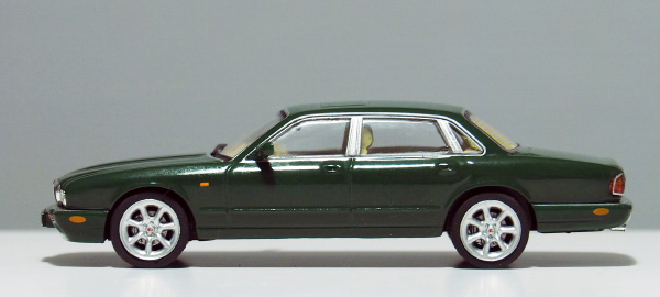 Jaguar XJ8 (X308), diecast model